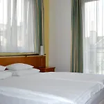 فندق Veritas 3*